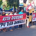 Puluhan aktivis dari elemen masyarakat yang berdemo di depan kantor KPU Banyuwangi.