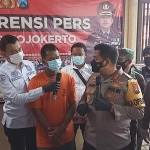 Tersangka dimintai keterangan oleh Kapolres Mojokerto AKBP Dony Alexander saat rilis pers, Senin (1/3).