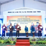 Pj Gubernur Jatim saat menghadiri puncak peringatan BBGRM XXI dan HKG-PKK ke-52.