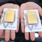 Kesempatan bagi calon pembeli. Harga emas Antam hari ini turun. Foto: Ist.