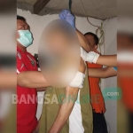 Petugas saat mengevakuasi korban.