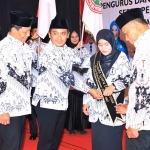 Wali Kota Pasuruan Adi Wibowo saat memasangkan selendang kepada Suryani Firdaus sebagai Ibunda Guru Indonesia.