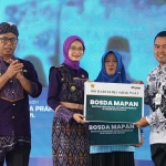 Wali Kota Kediri Vinanda Prameswati saat menyerahkan Bosda secara simbolis. (Ist)