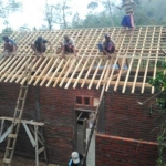 Warga Dusun Nitri Berjejer Naiki atap rumah Mainem.