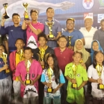 Tim KRPG foto bersama usai menerima trofi penghargaan Juara Umum di Jawa Timur Open 2019.