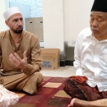 Prof Dr KH Asep Saifuddin Chalim bersama Syaikh Barmawi asal Mesir usai walimatul aqiqah cucu Kiai Asep Saifuddin Chalim, Sabtu (4/4/2020). foto: MA/ BANGSAONLINE.com