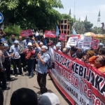 Ratusan pekerja Federasi Serikat Karyawan Anak Perusahaan Semen Indonesia (FSKAP-SI) saat menggelar aksi unjuk rasa.