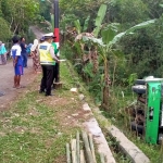 Petugas melakukan olah TKP. Tampak bangkai bus belum dievakuasi.