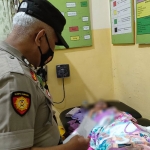 YIT (10), warga Desa Suwulan, Kecamatan Jenu, Kabupaten Tuban, mengalami luka bakar serius disekujur tubuh dan wajah.