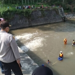 Proses pencarian korban di sungai Lekso, Desa Jambewangi, Kecamatan Selopuro, Kabupaten Blitar.