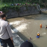 Proses pencarian korban di sungai Lekso, Desa Jambewangi, Kecamatan Selopuro, Kabupaten Blitar.
