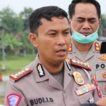 Dirlantas Polda Jatim Kombes Pol Budi Indra Dermawan menyampaikan penjelasan pada awak media.