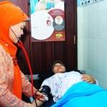 INOVATIF- Bidan Suhartatik Qomariyatun saat memeriksa pasien ibu hamil, di tempat praktiknya, di Dusun Kalibogo Desa Kaliwates Kecamatan Kembangbahu Lamongan, Kamis (15/5/2014). foto : haris sugianto/BangsaOnline
