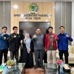 ordinator BEM Pasuruan Raya saat foto bersama ketua DPRD usai mediasi di Ruang kerja ketua DPRD Kabupaten Pasuruan 