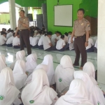 Kanit Binmas dan Kasi Humas Polsek Tarik saat memberikan paparan dalam sosialiasasi P4GN di SMPN 2 Tarik.