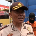  Kapolsek Lawang Kompol Gaguk Sulistyo Budi bersama tersangka berikut barang bukti sebuah truk.