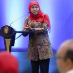 Gubernur Khofifah saat paparan dalam Simposium Arah Bauran Kebijakan Bank Indonesia Dalam Menjaga Momentum Stabilitas dan Pertumbuhan Ekonomi dan Pelantikan Pengurus ISEI Cabang Surabaya Koordinator Jawa Timur Periode 2019-2022 di Gedung Negara Grahadi Surabaya, Jumat (18/10/2019). foto: istimewa/ BANGSAONLINE.com
