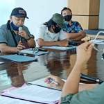 Plt Kepala DLH Kabupaten Kediri Putut Agung Subekti (kanan) saat mendengarkan saran dan masukan dari perwakilan Aliansi Relawan Peduli Lingkungan Kediri. foto: MUJI HARJITA/BANGSAONLINE