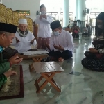 Ketua PWNU Jawa Timur KH Marzuki Mustamar secara khusuk mendoakan para muallaf seusai menuntun mereka ikrar dua kalimat syahadat di Masjid Al-Akbar Surabaya, Jumat (25/9/2020). foto: mma/ bangsaonline.com 