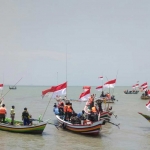 Suasana pemberangkatan Kirab Satu Negeri Pemuda Ansor melalui laut di Tuban. 