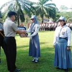 Kedua pelajar SMK Negeri 1 Pangungrejo yang mendapat penghargaan dari Kapolres Blitar. foto: Akina Nur Alana/ BANGSAONLINE