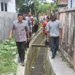 Wali Kota Kediri, Abdullah Abu Bakar (kiri), saat meninjau saluran air di Kelurahan Pojok. Foto: Ist