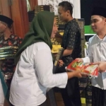 Wakil Bupati Mojokerto, Muhammad Al Barra atau yang akrab disapa Gus Barra, saat memberi bingkisan untuk relawan yang tergabung dalam Bekisar.