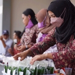 Salah satu pegawai UMKM saat memamerkan dagangannya dalam perayaan HUT ke-2 Koperasi Produsen Anugerah D