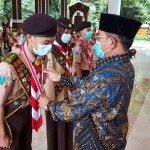 SIMBOLIS: Pj. Bupati Hudiyono mengukuhkan anggota Pramuka Garuda, di Pendapa Delta Wibawa, Rabu (25/11). foto: dinas kominfo sidoarjo