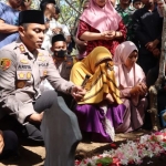 Kapolres Probolinggo AKBP Teuku Arsya Khadafi saat mengikuti pemakaman korban tragedi Stadion Kanjuruhan Malang di Tempat Pemakaman Umum Bujuk Kader Maron Probolinggo, Ahad (2/10/2022). Foto: andi/bangsaonline.com