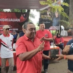 Ketua ARPL Kediri dr. Ari Purnomo Adi (kanan) saat menyerahkan secara simbolis bibit pohon kepada Ketua PAC PDIP Kecamatan Kandat, Hantoro, disaksikan oleh Ketua DPRD Kabupaten Kediri, Dodi Purwanto. Foto: MUJI HARJITA/ BANGSAONLINE.com

