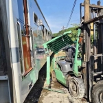 Kondisi forklift usai tertemper gerbong KA Commuter Line Jenggala. Foto: Ist.