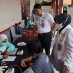 Kalapas Kediri, Solichin, melihat dari dekat salah satu WBP saat diperiksa petugas. Foto: Ist