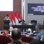 Wali Kota Nurochman saat menyampaikan jawaban atas PU gabungan fraksi DPRD, terkait Raperda Pertanggungjawaban Pelaksanaan APBD Kota Batu TA 2024.