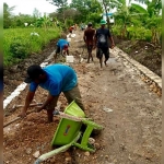 Pekerja saat melakukan pembangunan JUT di Desa Racitengah, Kecamatan Sidayu. Foto: Ist.