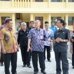 ?

Kunjungan Dr Harun M Si MM di SMKN 2 disambut Kepala Dinas Pendidikan Kota Mojokerto Hariyanto dan H Harol Kepala Sekolah SMKN 1 Kota Mojokerto. Foto:aris