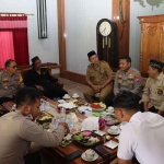 Kapolres Ngawi, AKBP Argowiyono saat mengunjungi rumah ketua perguruan silat IKSPI di Desa Tungkulrejo, Kecamatan Padas.