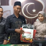 Kedua mempelai saat menunjukan 2 speaker Sound Queen 18 inc