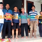 Wakil Bupati Mojokerto, Muhammad Al Barra atau yang akrab disapa Gus Barra, saat menyalurkan bantuan untuk warga terdampak banjir. Foto: ROCHMAT SAIFUL ARIS/BANGSAONLINE