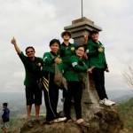 Wisatawan saat berada di puncak gunung Jaas. foto: herman/ BANGSAONLINE