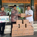 Plt Bupati Bangkalan, Mohni, saat menerima paket sembako dari PT Pertamina Hulu Energi West Madura Offshore.