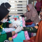 Kegiatan bantuan pelayanan medis masyarakat di GOR Unipdu Jombang.