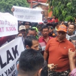 Ribuan pendemo asal kecamatan Watulimo saat demo di depan gedung DPRD Trenggalek. foto: HERMAN S/ BANGSAONLINE