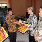 Wali Kota Mojokerto saat menyerahkan bantuan paket sembako. (Rochmad Aris/BANGSAONLINE)