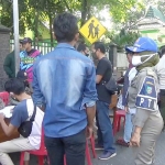 Satpol PP saat razia masker di Alun-Alun Jombang.