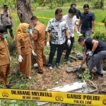 Petugas saat melakukan olah TKP di lokasi penemuan mayat. Foto: Ist.