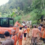BPBD Jatim bersama tim gabungan saat pengerahan alat berat untuk membersihkan material longsor