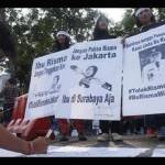 Inilah salah satu gerakan #SaveRisma yang menolak Risma maju ke Pilkada DKI Jakarta. foto: Dipta Wahyu/Jawa Pos
