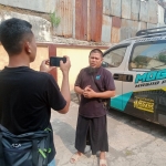 Bagian Oprasional Masjid Pemuda menunjukan tempat hilangnya komponen mobil ambulans. Foto: Rusmiyanto/BANGSAONLINE