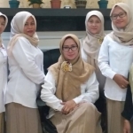 Nur Saidah (tengah) bersama kader perempuan Gerindra. foto: SYUHUD/ BANGSAONLINE